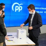 El presidente del PP, Pablo Casado inserta su papeleta en la urna para la elección de su sucesor en el cargo