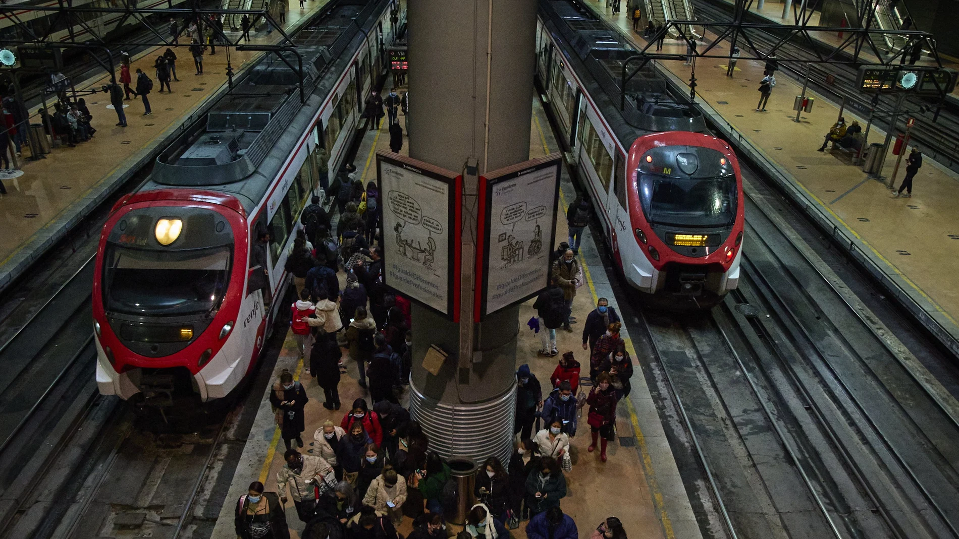 Acumulación de viajeros en un andén de la estación de Atocha
