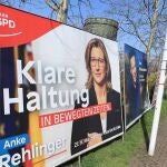 Carteles electorales de la candidata socialdemócrata (SPD), Anke Rehlinger, y conservador (CDU), Tobias Hans, en Saarbruecken, capital de la región de Sarre