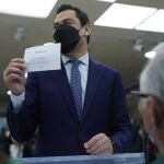 El presidente del PP de Andalucía, Juanma Moreno, ha ejercido este lunes su derecho al voto para elegir al próximo presidente del Partido Popular de cara al XX Congreso Nacional que se celebrará en Sevilla los próximos 1 y 2 de abril