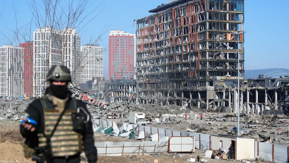 Al menos seis personas murieron en un bombardeo anoche de las fuerzas rusas contra un centro comercial en Kiev