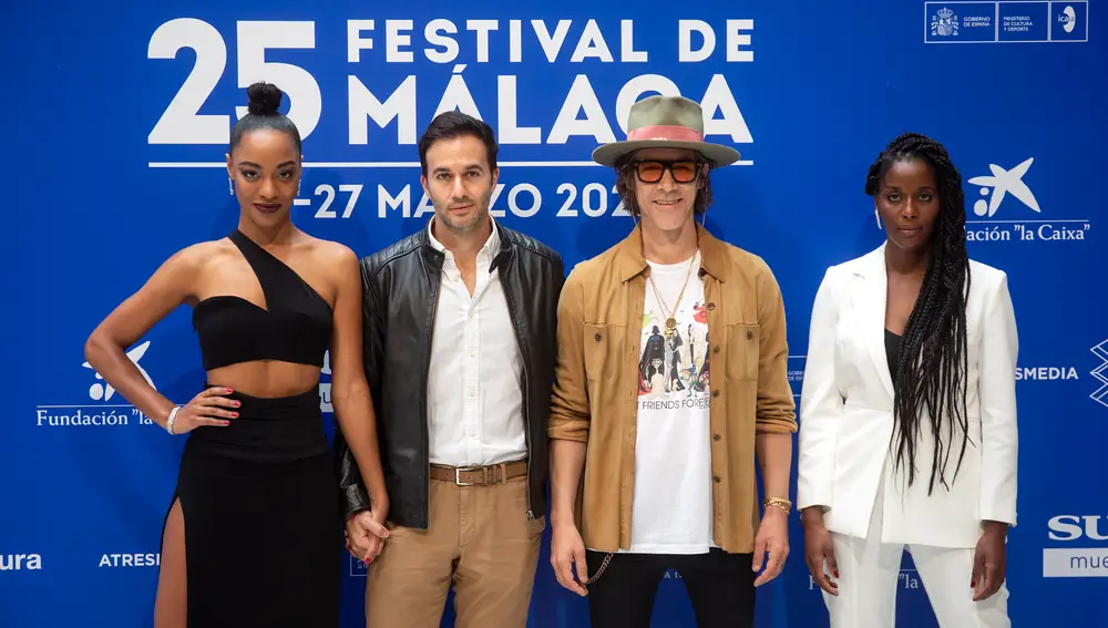 El director de &quot;La piel en llamas&quot;, David Martín-Porras (segundo desde la izquierda), posa junto a los actores Ella Kweku (a su derecha), Óscar Jaenada (con sombrero) y Lidia Nené. EFE/Daniel Pérez
