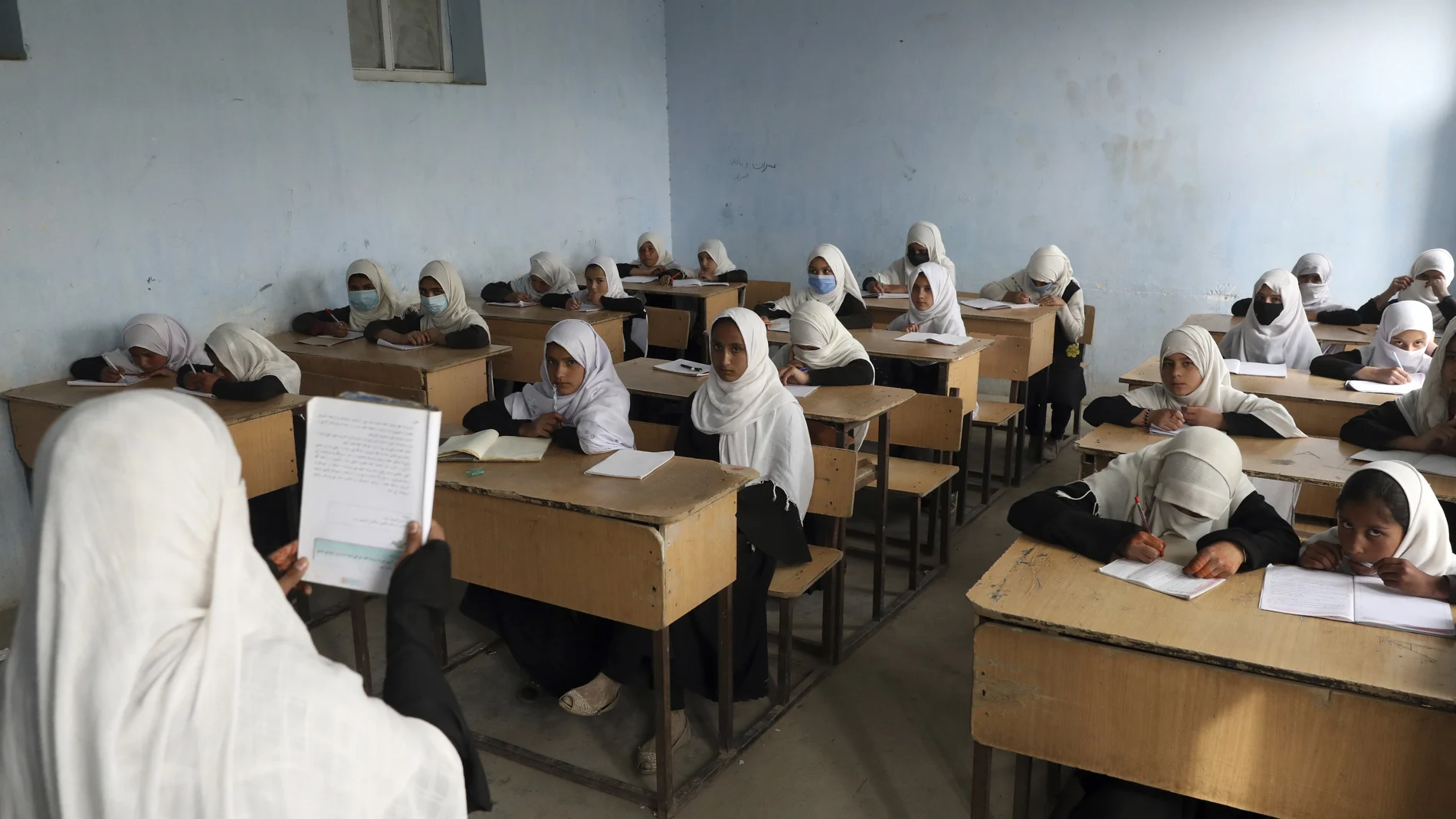 Estudiantes afganas asisten a clases en una escuela primaria en Kabul, Afganistán, en marzo de 2021