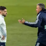 Luis Enrique da instrucciones a Jordi Alba en un entrenamiento de la selección en Las Rozas
