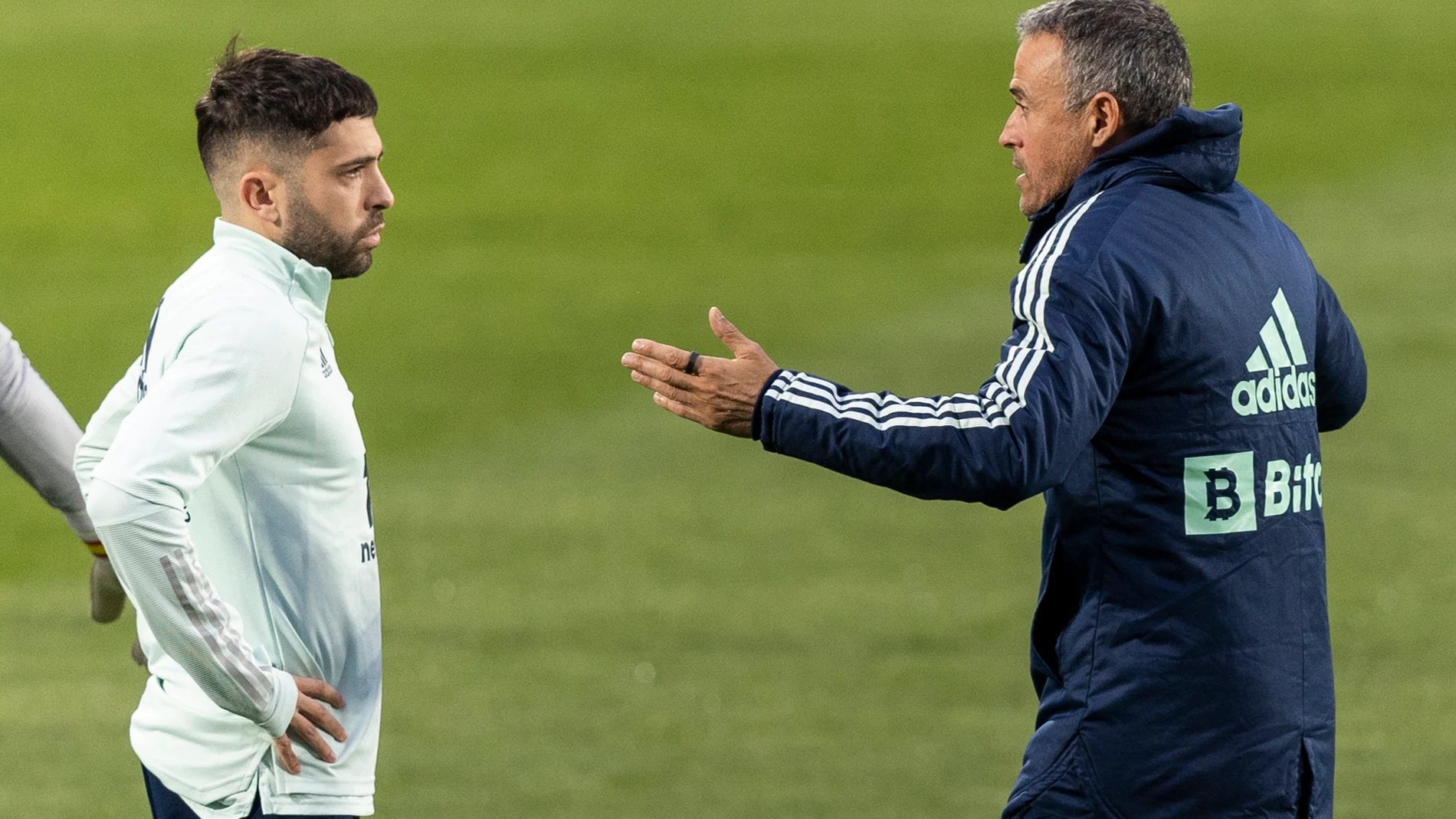 Luis Enrique da instrucciones a Jordi Alba en un entrenamiento de la selección en Las Rozas