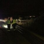 Agentes de la Guardia Civil junto al camión siniestrado