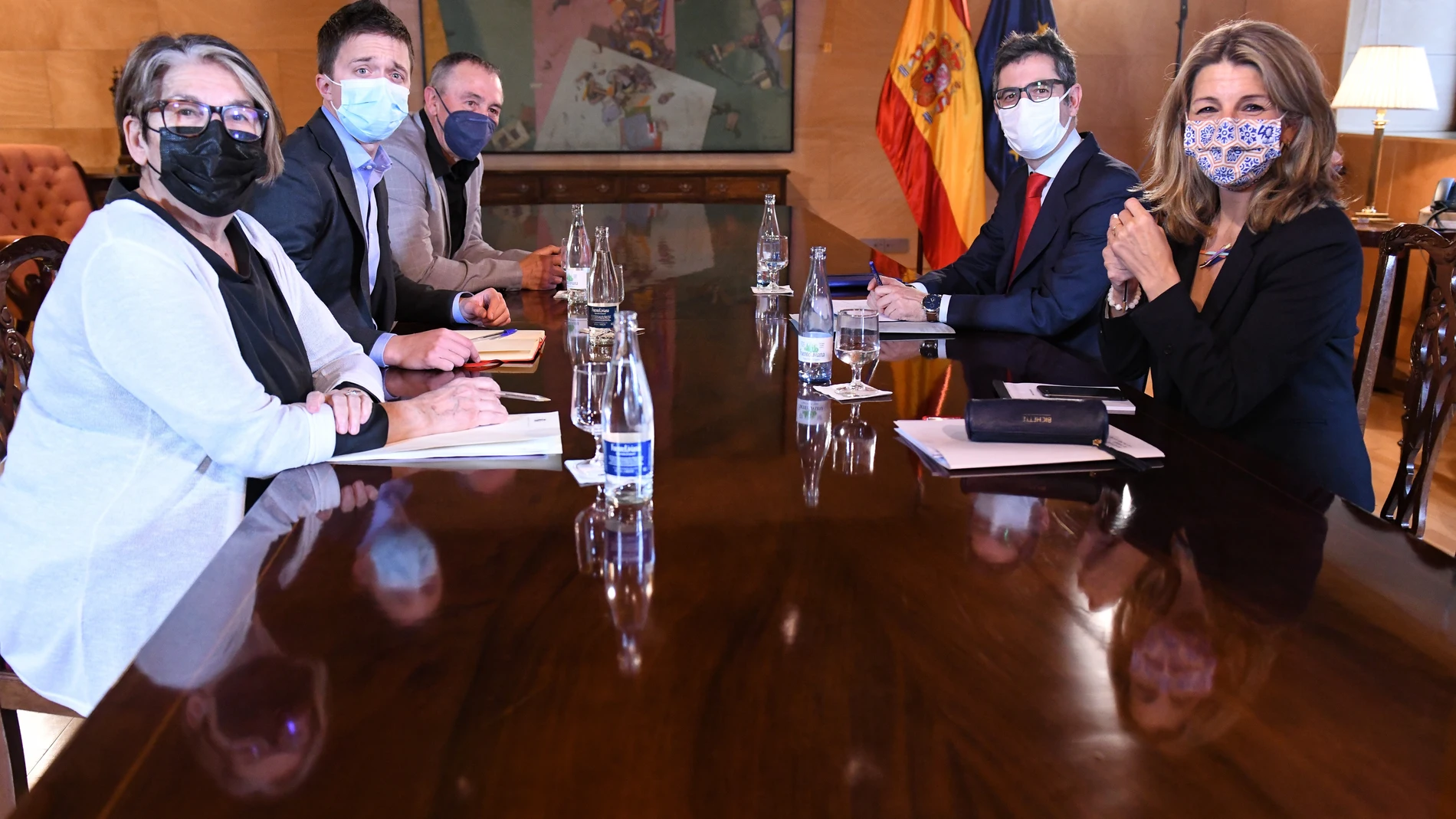 (I-D) La diputada de Más País-Verdes Equo Inés Sabanés; el líder de Más País, Íñigo Errejón, y el diputado nacional de Compromís, Joan Baldoví; el ministro de la Presidencia, Relaciones con las Cortes y Memoria Democrática, Félix Bolaños, y la vicepresidenta segunda y ministra de Trabajo y Economía Social, Yolanda Díaz, se reúnen en el marco de las conversaciones para la configuración del Plan Nacional de Respuesta al Impacto de Guerra en el Congreso de los Diputados, a 22 de marzo de 2022, en Madrid (España). El Plan, pendiente de definición a la espera del Consejo Europeo del 24 y el 25 de marzo, buscará bajar el precio de la luz, la electricidad y de los carburantes y atender así a los colectivos más vulnerables como primer objetivo. También apoyará a los sectores y empresas más afectados, reforzará la estabilidad de los precios para evitar una espiral inflacionista y garantizará los suministros. 22 MARZO 2022;MADRID;REUNIÓN GOBIERN