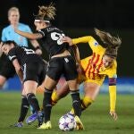 Alexia Putellas y Claudia Zornoza pelean por un balón balón en el histórico partido de la Champions entre el Real Madrid y el Barcelona