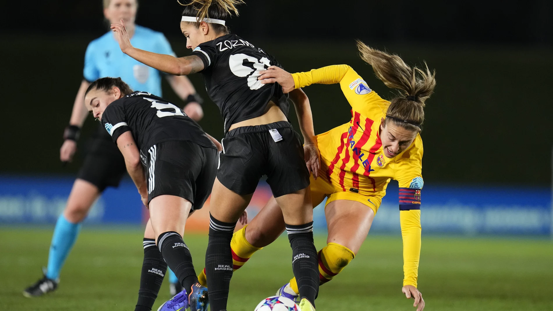 Alexia Putellas y Claudia Zornoza pelean por un balón balón en el histórico partido de la Champions entre el Real Madrid y el Barcelona