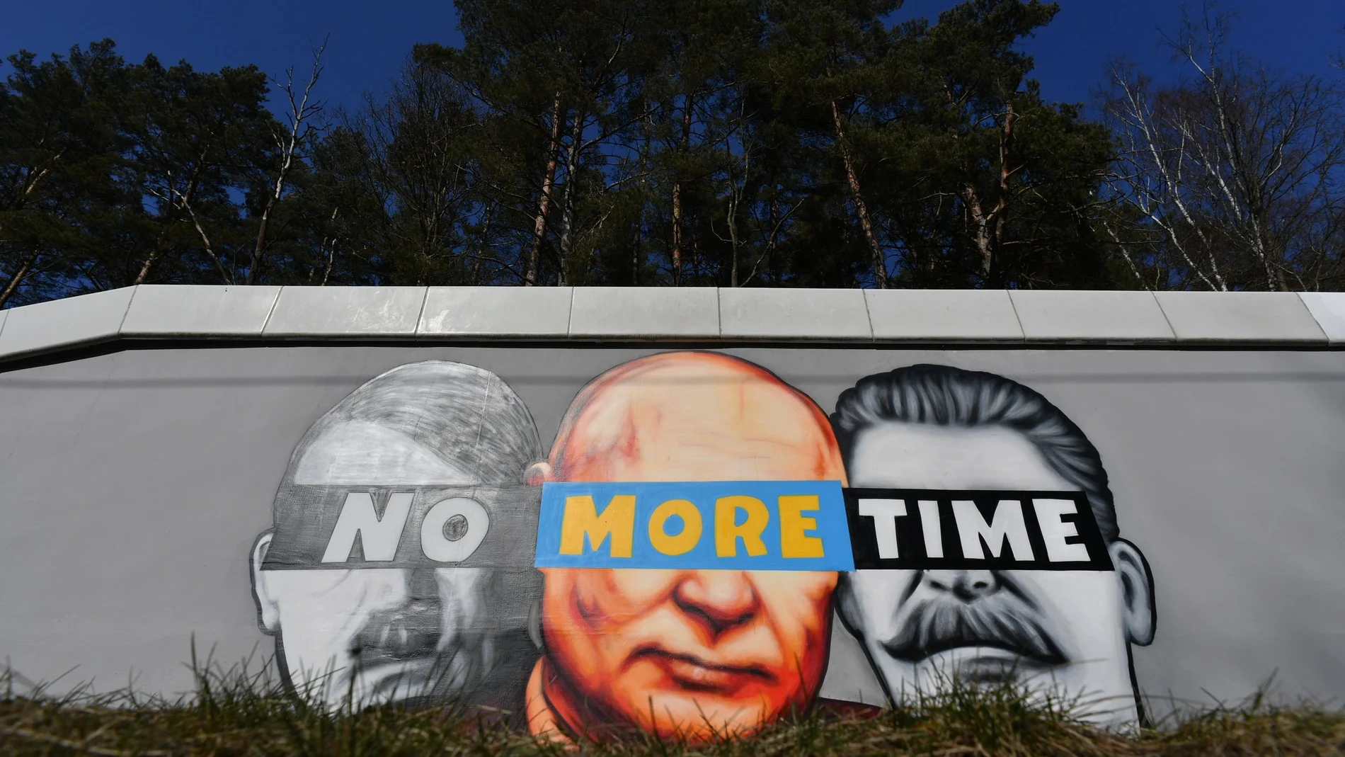 Un mural en Polonia compara a Putin con Hitler y Stalin