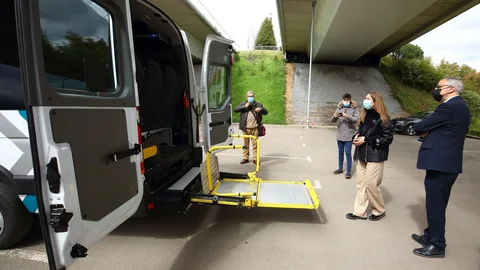 La delegada territorial de la Junta en León, Ester Muñoz, presenta el servicio de Transporte a la Demanda en Ponferrada