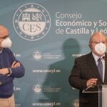 Enrique Cabero, presidente del CES, y Carlos Perfecto, presidente de la Asociación de Usuarios de Alta Velocidad, durante la jornada
