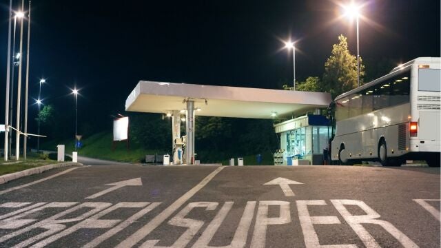 Un autobús respostando en una gasolinera