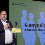 El presidente de ERC Oriol Junqueras interviene en el acto titulado "Cuatro años de exilio. ¡Amnistía y libre retorn!", el martes en Barcelona.