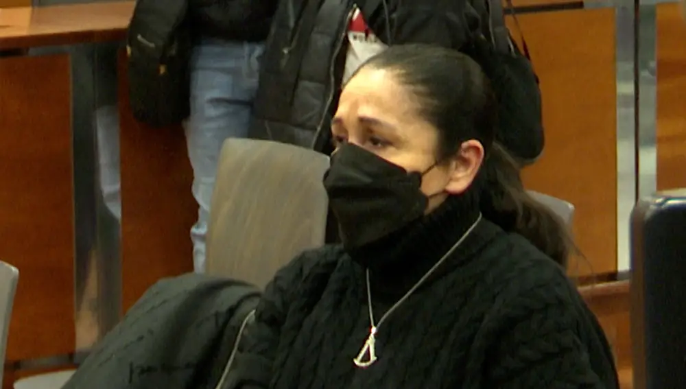 Isabel Pantoja sentada en el banquillo en el interior del juicio por un posible delito de insolvencia punible