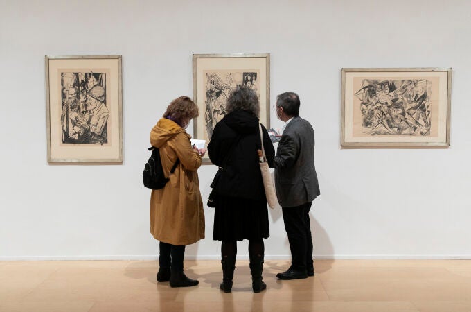 Manuel Borja-Villel (derecha) explicando uno de los cuadros de una muestra que permanecerá en las salas del Reina Sofía hasta finales de agosto