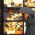 Dos mujeres con mascarilla caminan por una calle de Tokio