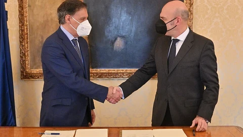 El alcalde de Salamanca, Carlos García Carbayo, y el director de Relaciones Institucionales de la Fundación Universitaria Iberoamericana (FUNIBER) y de su Cátedra de Estudios Iberoamericanos y de la Iberofonía, F. Álvaro Durántez Prados, suscriben el acuerdo