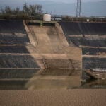 La balsas de riego, como la que se construye a casi siete kilómetros de Palma del Río (Córdoba) con 4,6 millones de euros de Fondos Europeos, abre el debate entre el asegurar el riego durante el período en que no hay agua disponible desde la CHG y la negación de su sostenibilidad. EFE / Rafa Alcaide