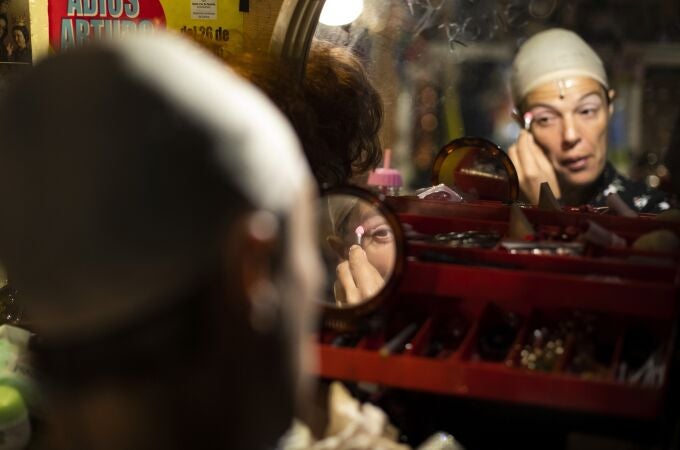 Una actriz se maquilla en el camerino durante los descansos de la obra teatral «La Cubana», en el Teatro Calderón de Madrid