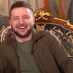 Captura del instante en que Zelenski ríe tras la respuesta final que le dio a la periodista