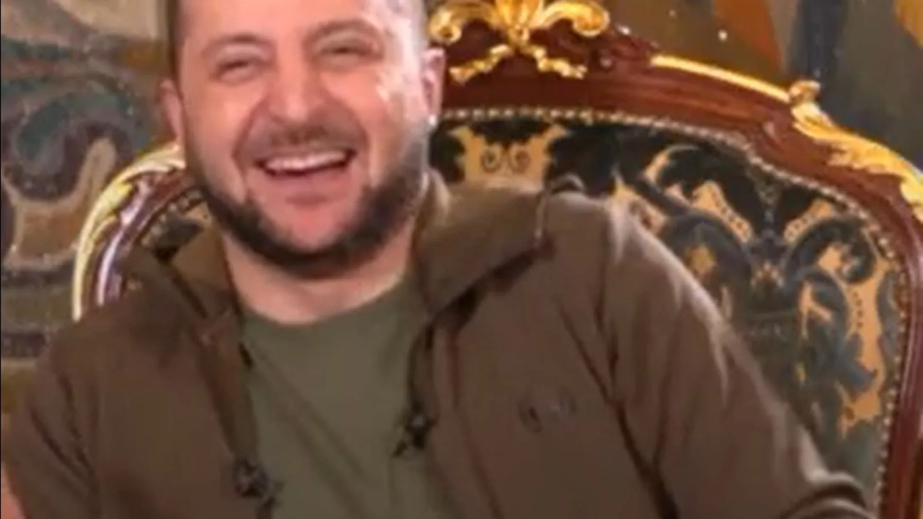 Captura del instante en que Zelenski ríe tras la respuesta final que le dio a la periodista