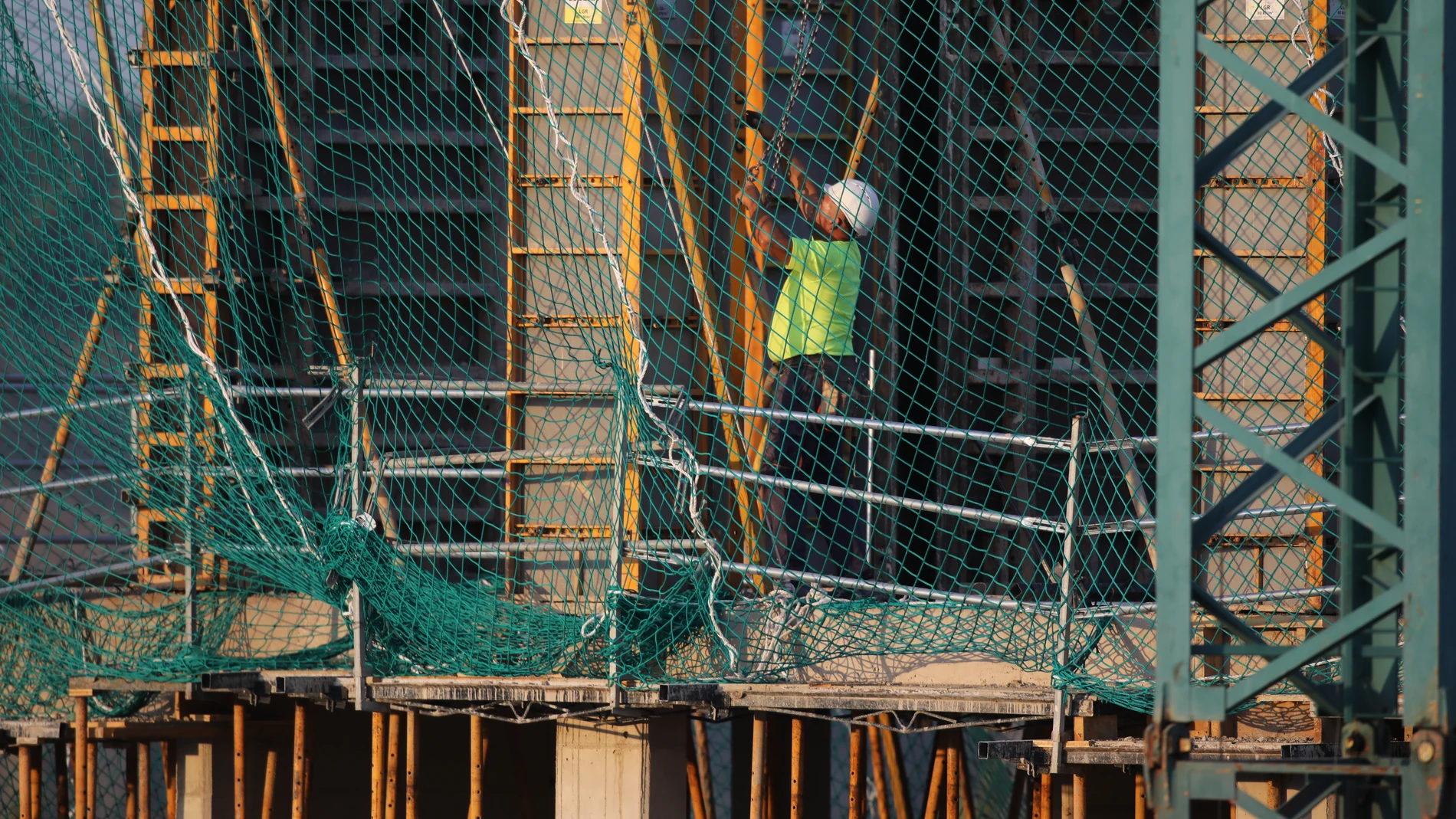 Imagen de un obrero en una construcción de viviendas en Madrid