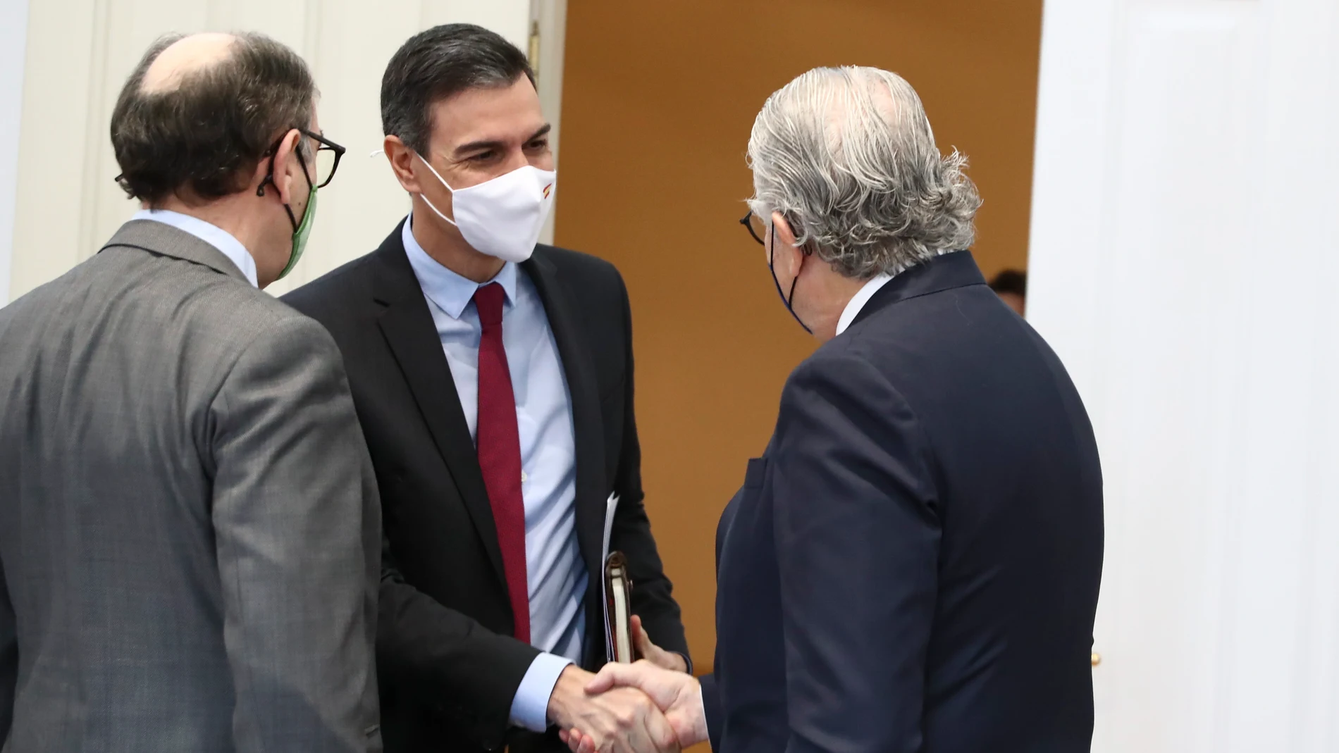 El presidente del Gobierno, Pedro Sánchez, se reunió ayer con ejecutivos de las principales eléctricas en Moncloa