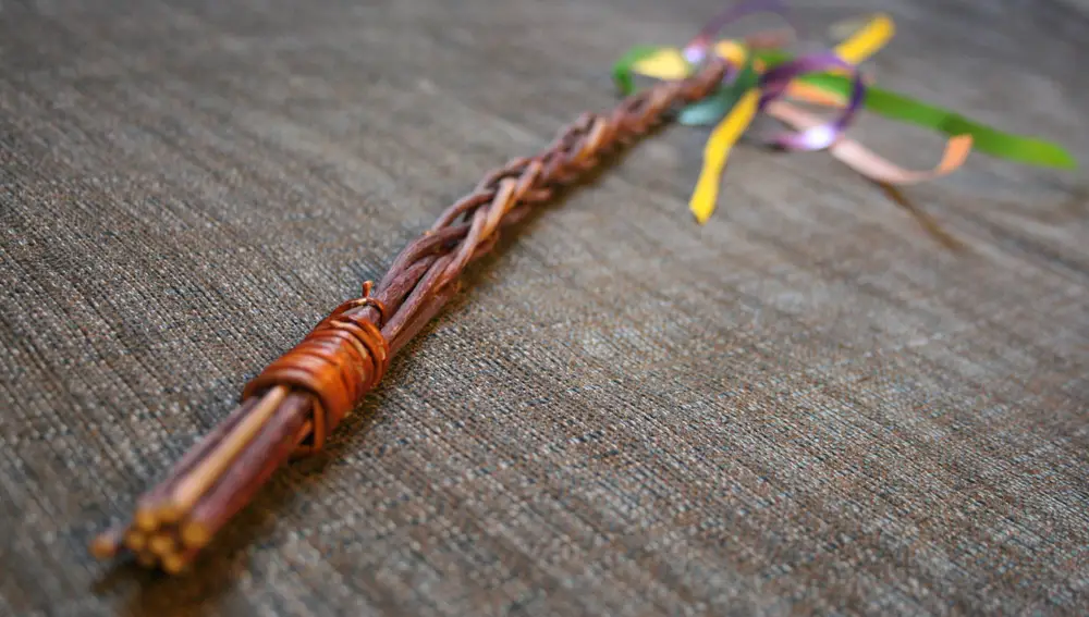 Pomlázka, un látigo trenzado hecho de ramitas de sauce, utilizado durante la celebración tradicional de la Pascua checa