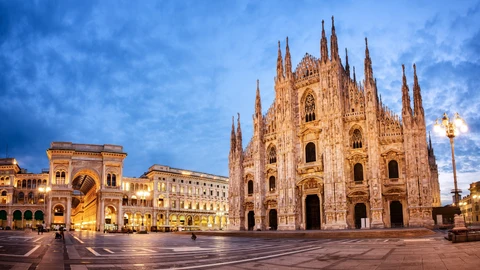 Vista panorámica de la impresionante Piazza del Duomo, una de las más icónicas de la urbe