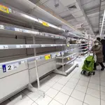 Una mujer observa unas estanterías vacías de legumbres en un supermercado de Madrid el pasado mes de marzo durante el paro de transportistas