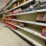 Supermercados con estanterías de legumbres vacías