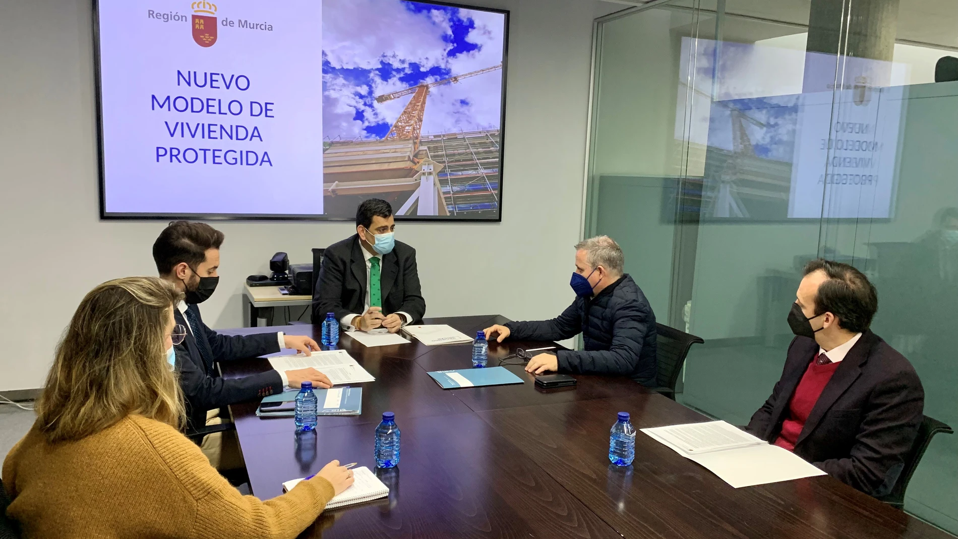 El consejero de Fomento e Infraestructuras, José Ramón Díez de Revenga, acompañado por el director de Vivienda, José Francisco Lajara, en la reunión con el presidente de Apirm, José Ramón Blázquez, y miembros de su junta directiva.