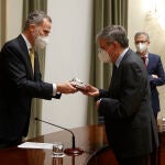 El rey Felipe VI hace entrega del Premio de Economía Rey de España a Manuel Arellano González durante una ceremonia celebrada este miércoles en el Banco de España en Madrid
