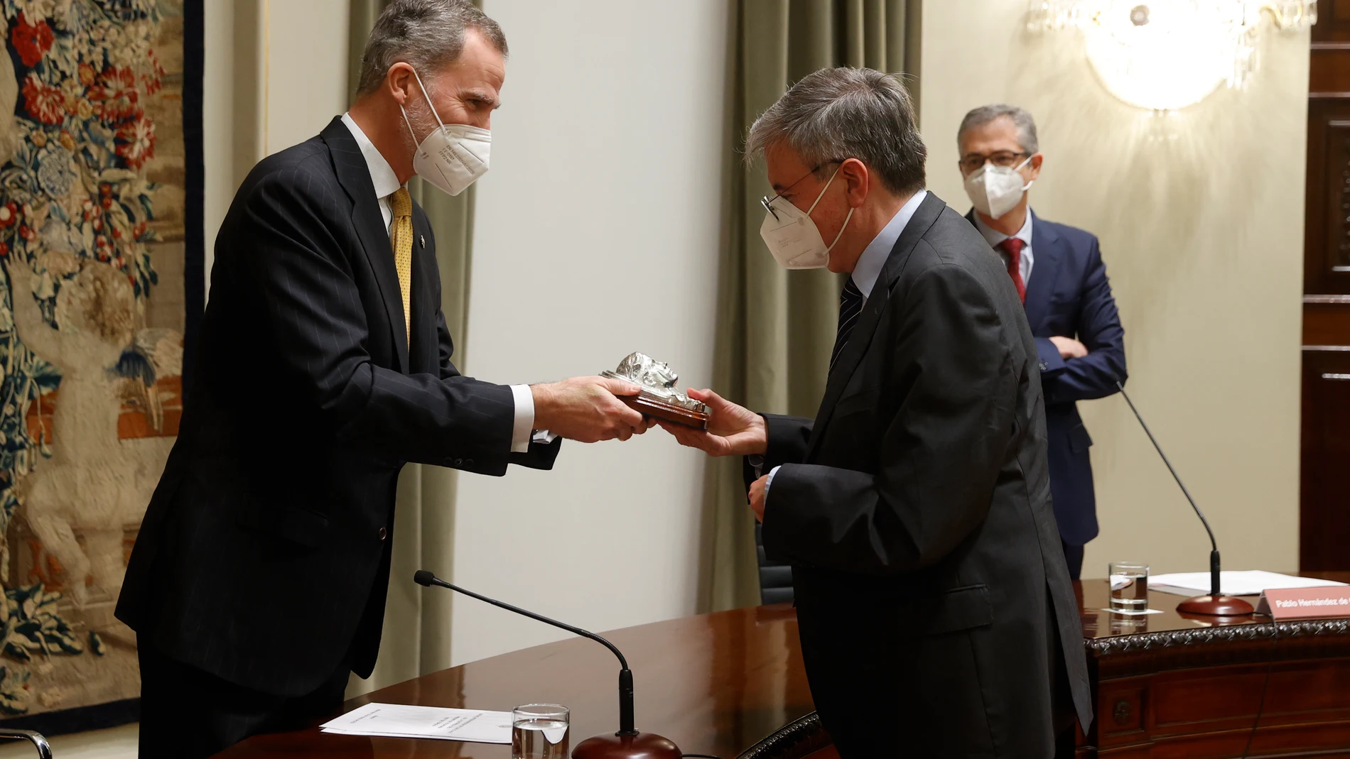 El rey Felipe VI hace entrega del Premio de Economía Rey de España a Manuel Arellano González durante una ceremonia celebrada este miércoles en el Banco de España en Madrid
