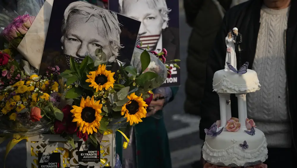 Tarta nupcial que algunas organizaciones simpatizantes de Julian Assange han llevado a las puertas de la cárcel. (AP Photo/Matt Dunham)