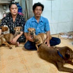 Pham Minh Hung y Nguyem Thi Chi, los propietarios de los perros sacrificados