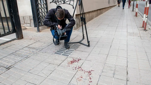 Restos de sangre en el lugar del apuñalimiento. EFE/ José Manuel Pedrosa