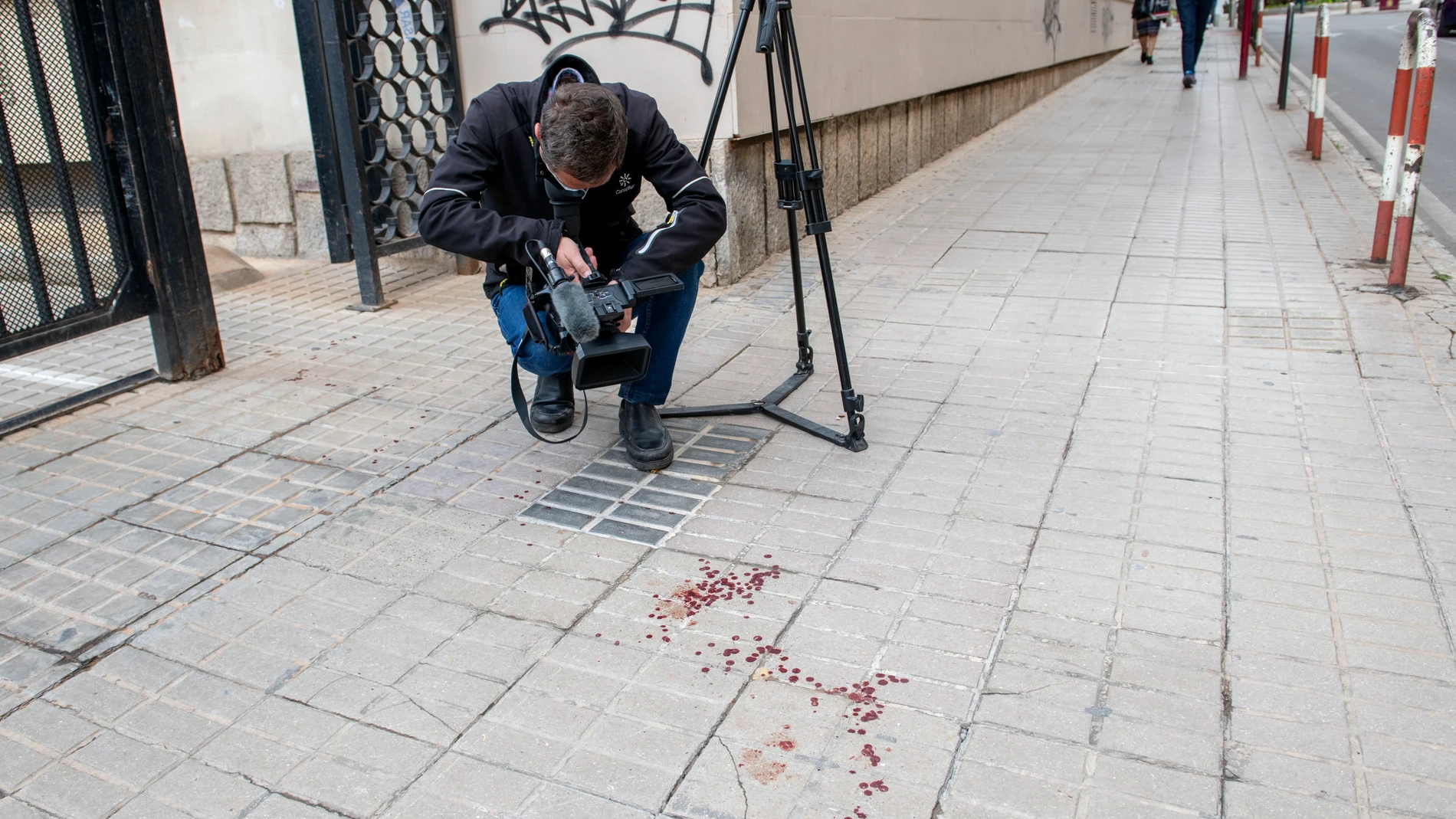 Restos de sangre en el lugar del apuñalimiento. EFE/ José Manuel Pedrosa