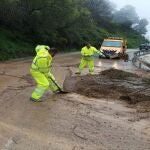 Trabajadores realizan labores de limpieza por el temporal en Gaucín (Málaga). JUNTA DE ANDALUCÍA