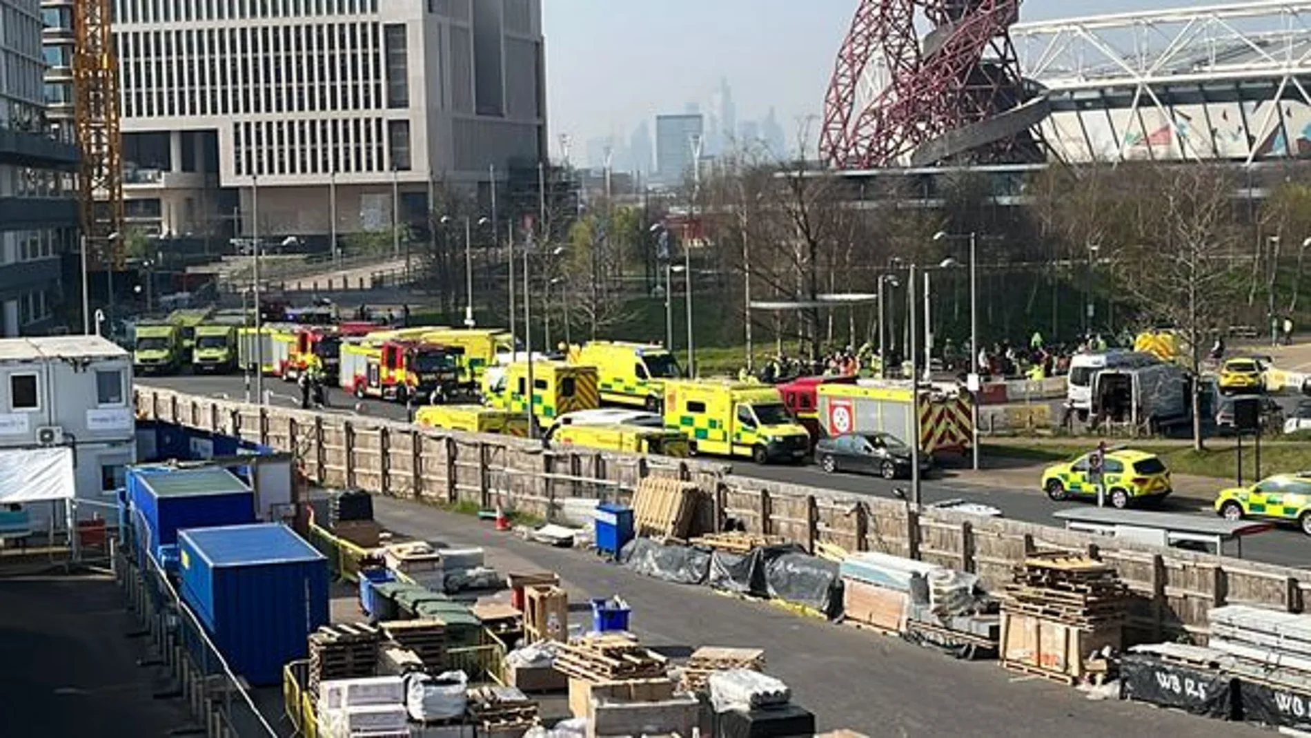 Ambulancias en el lugar donde se produjo un escape de gas tóxico en Londres
