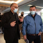 El cardenal Juan José Omella, ayer, recibiendo a las víctimas de Infancia Robada