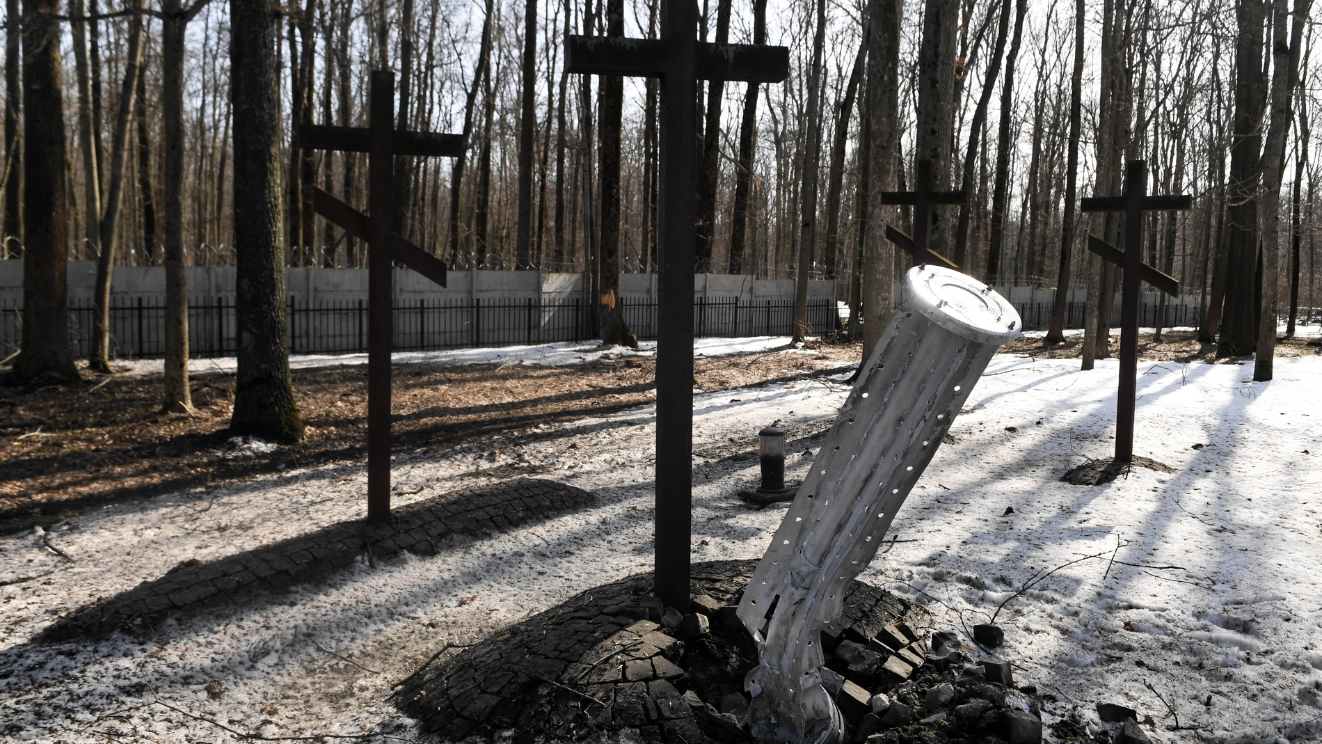 Una bomba de racimo rusa junto a una cruz en el cementerio de guerra de Járkiv-Pyatikhatki en Járkiv