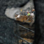 Un obrero trabaja en el forjado de una obra, a 23 de marzo de 2022, en Madrid