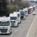 Camioneros durante una marcha lenta estos días