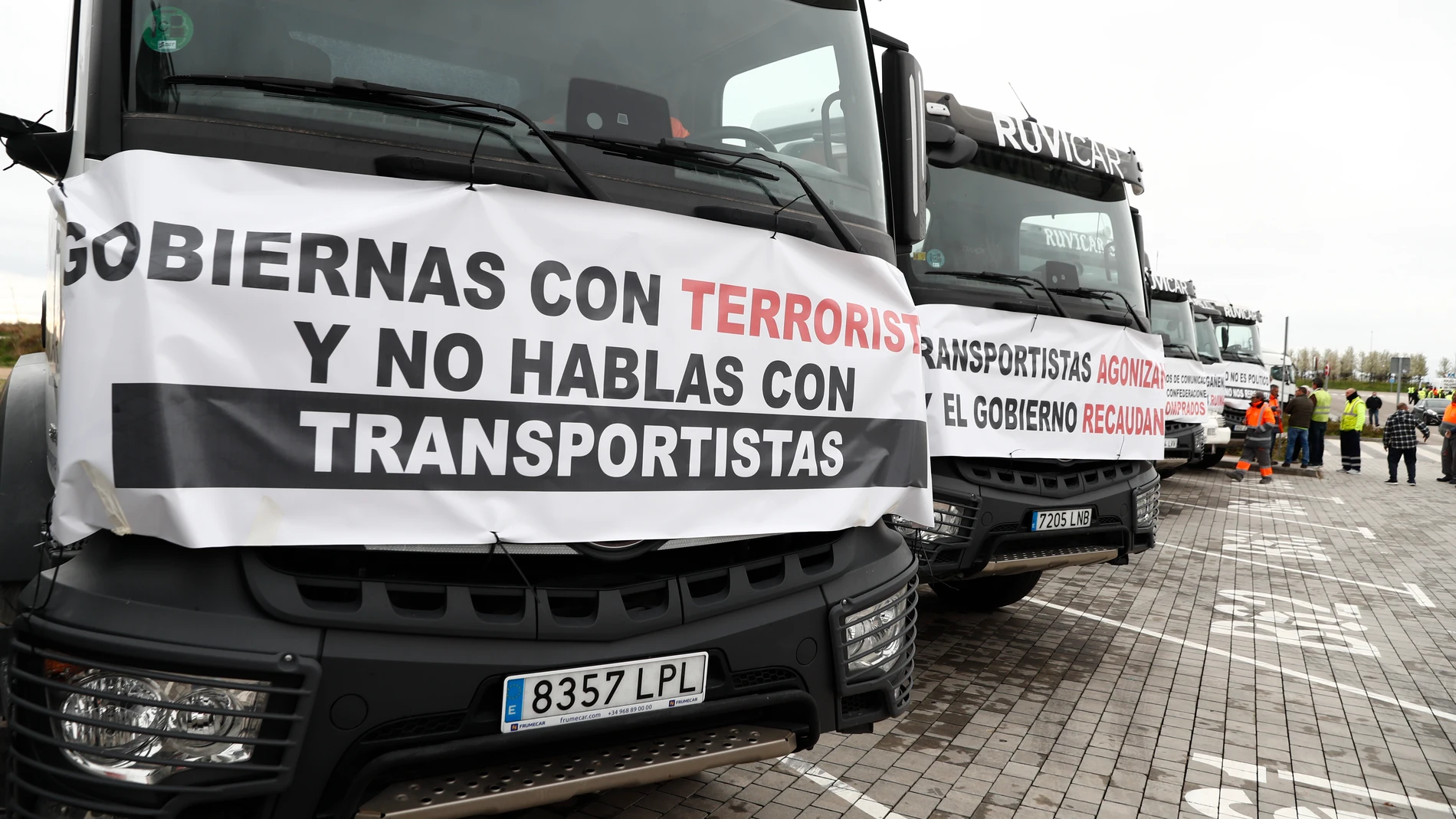 Vista del comienzo de la marcha lenta que protagonizan los camioneros con salida este miércoles en el estadio Wanda Metropolitano de Madrid en la décima jornada de protesta EFE/ Sergio Pérez