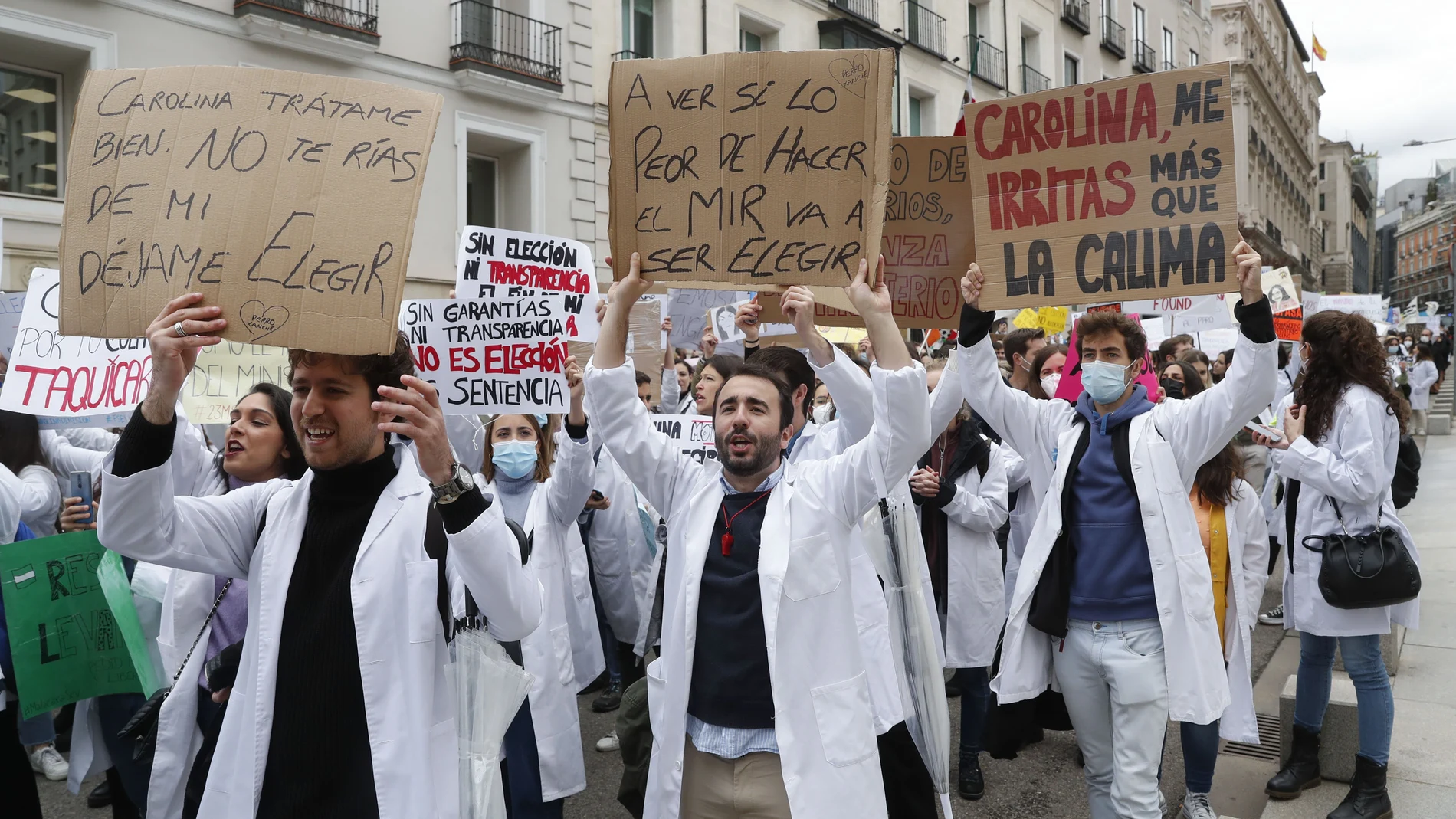 Miembros del MIR participan este miércoles en la manifestación en Madrid por una elección de plaza en tiempo real