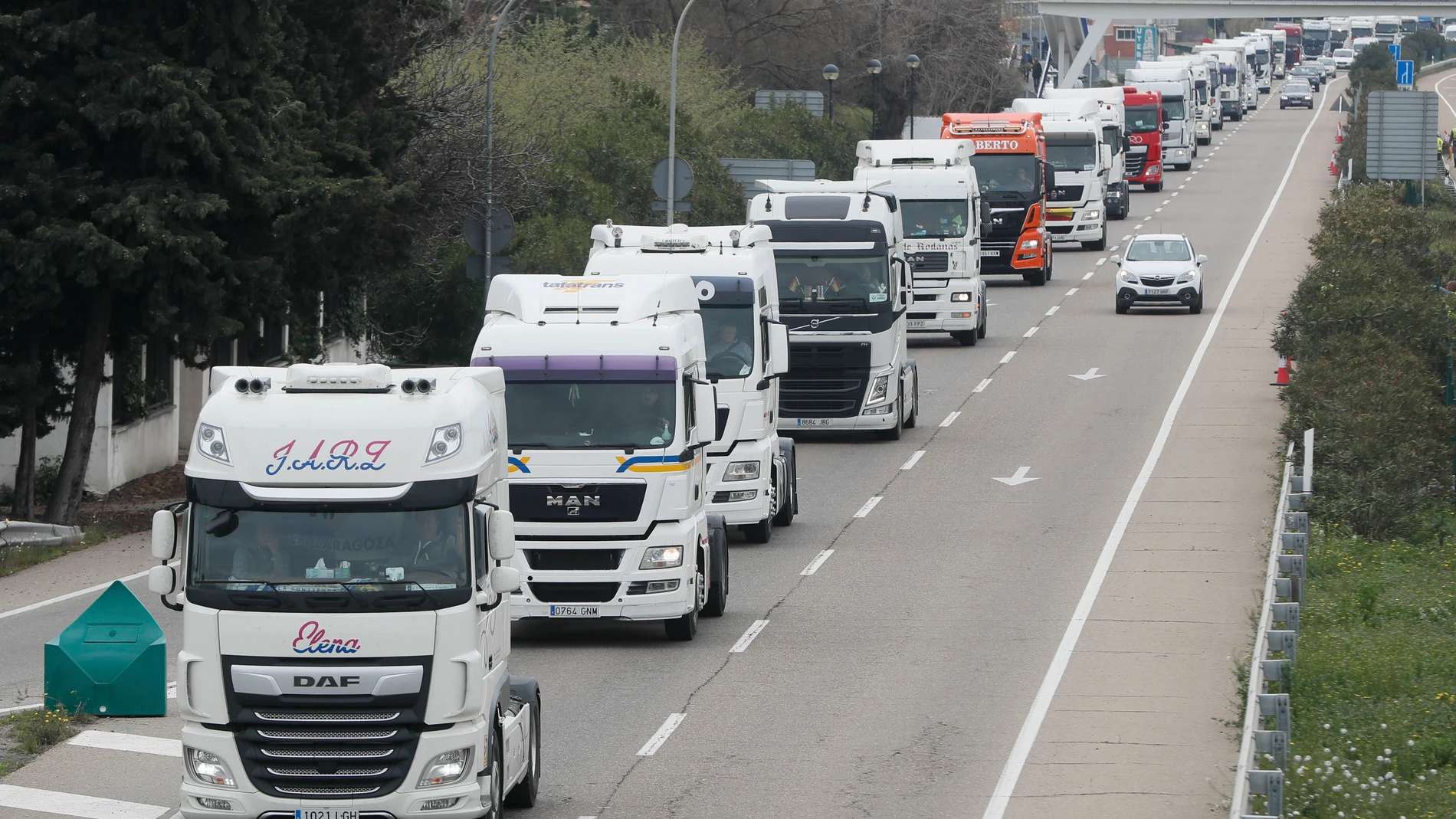 Imagen de archivo. Camioneros de la plataforma en defensa del sector del transporte en Zaragoza
