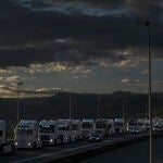 Un grupo de transportistas ralentiza el tráfico con sus camiones para protestar por el alza de los precios del combustible, esta tarde en Ourense.