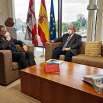 El presidente de las Cortes, Carlos Pollán, recibe de manos del presidente del Consejo Económico y Social, Enrique Cabero, la Memoria Anual de Actividades de 2021
